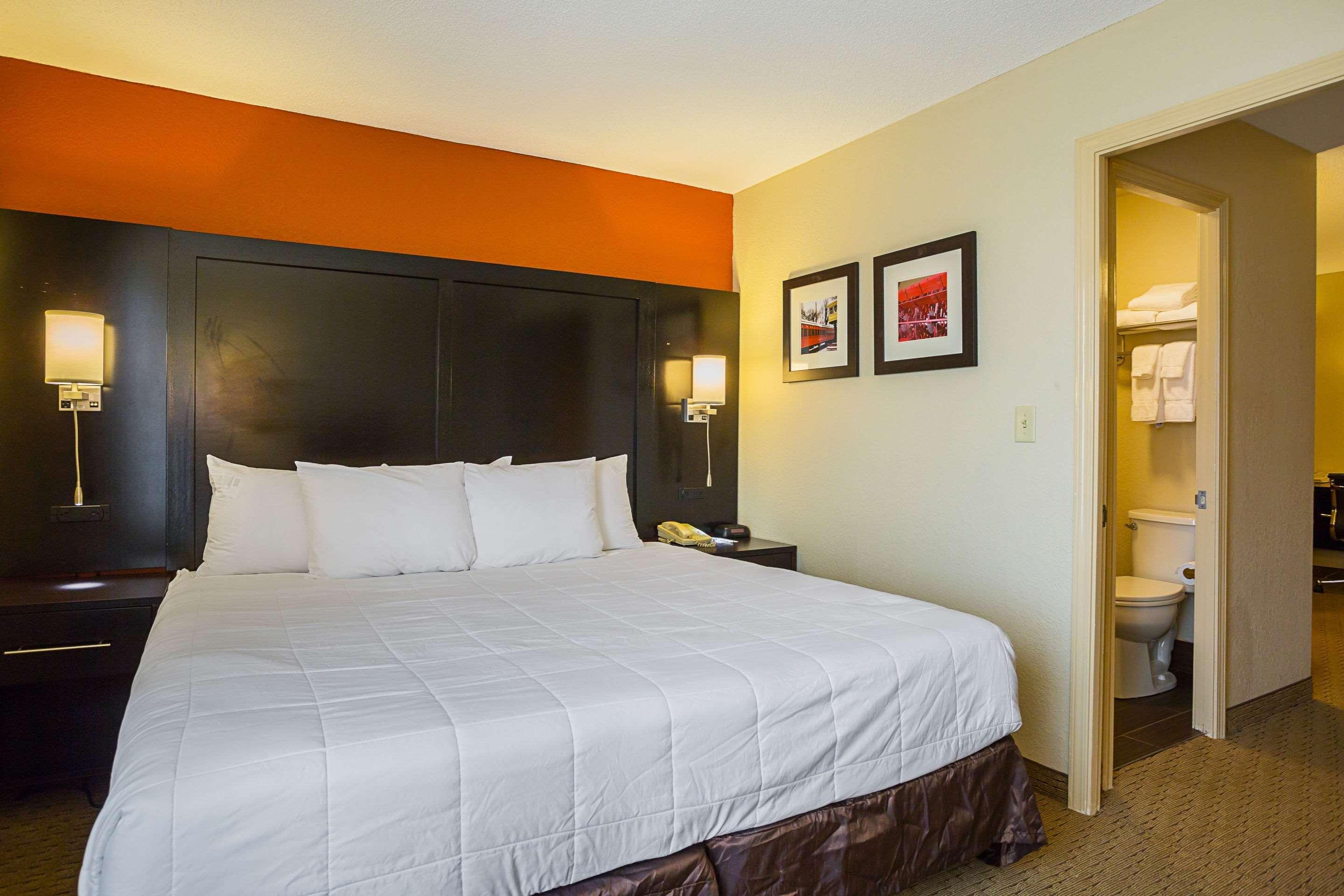 Clarion Inn & Suites Evansville Ngoại thất bức ảnh
