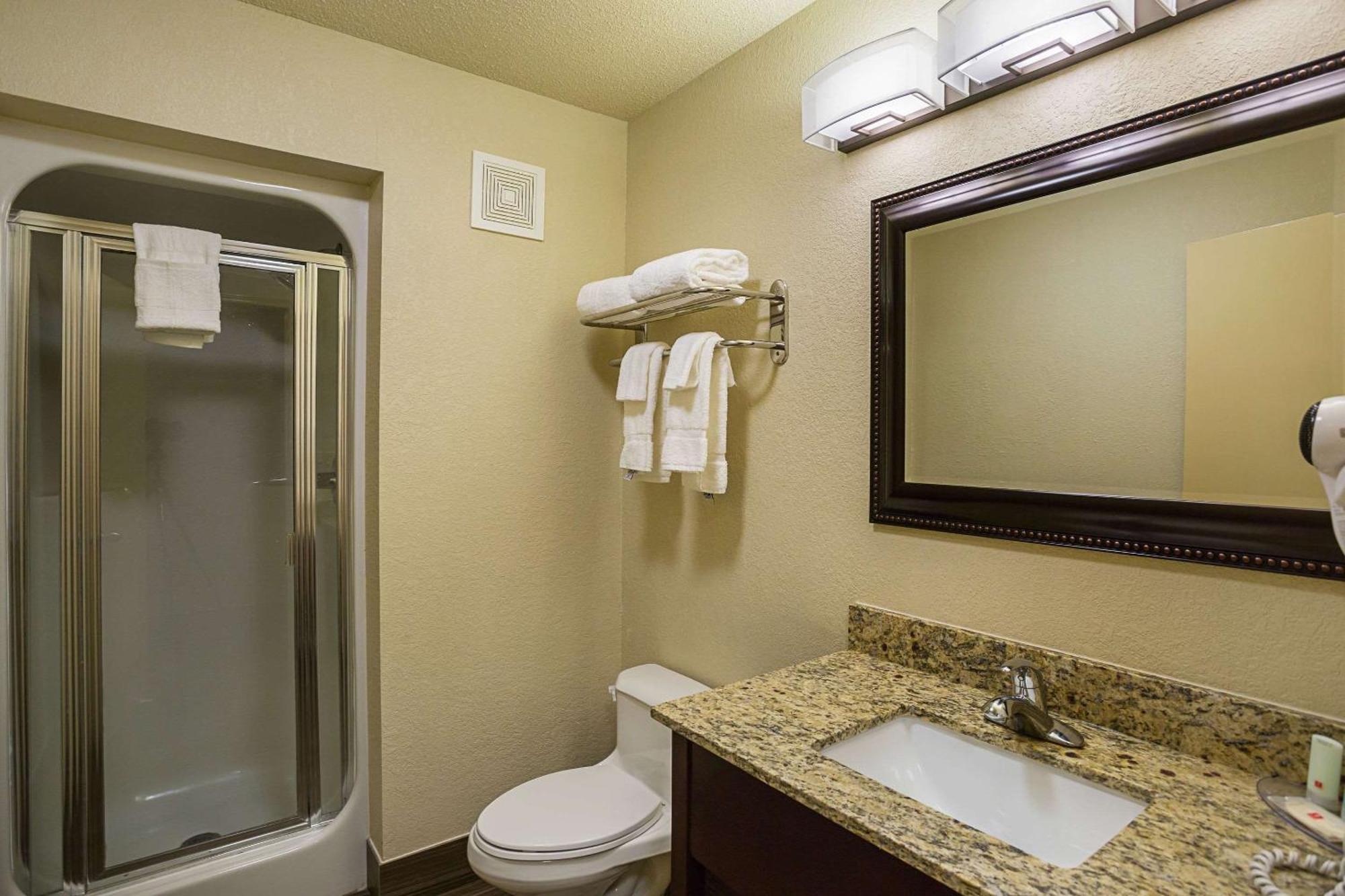 Clarion Inn & Suites Evansville Ngoại thất bức ảnh
