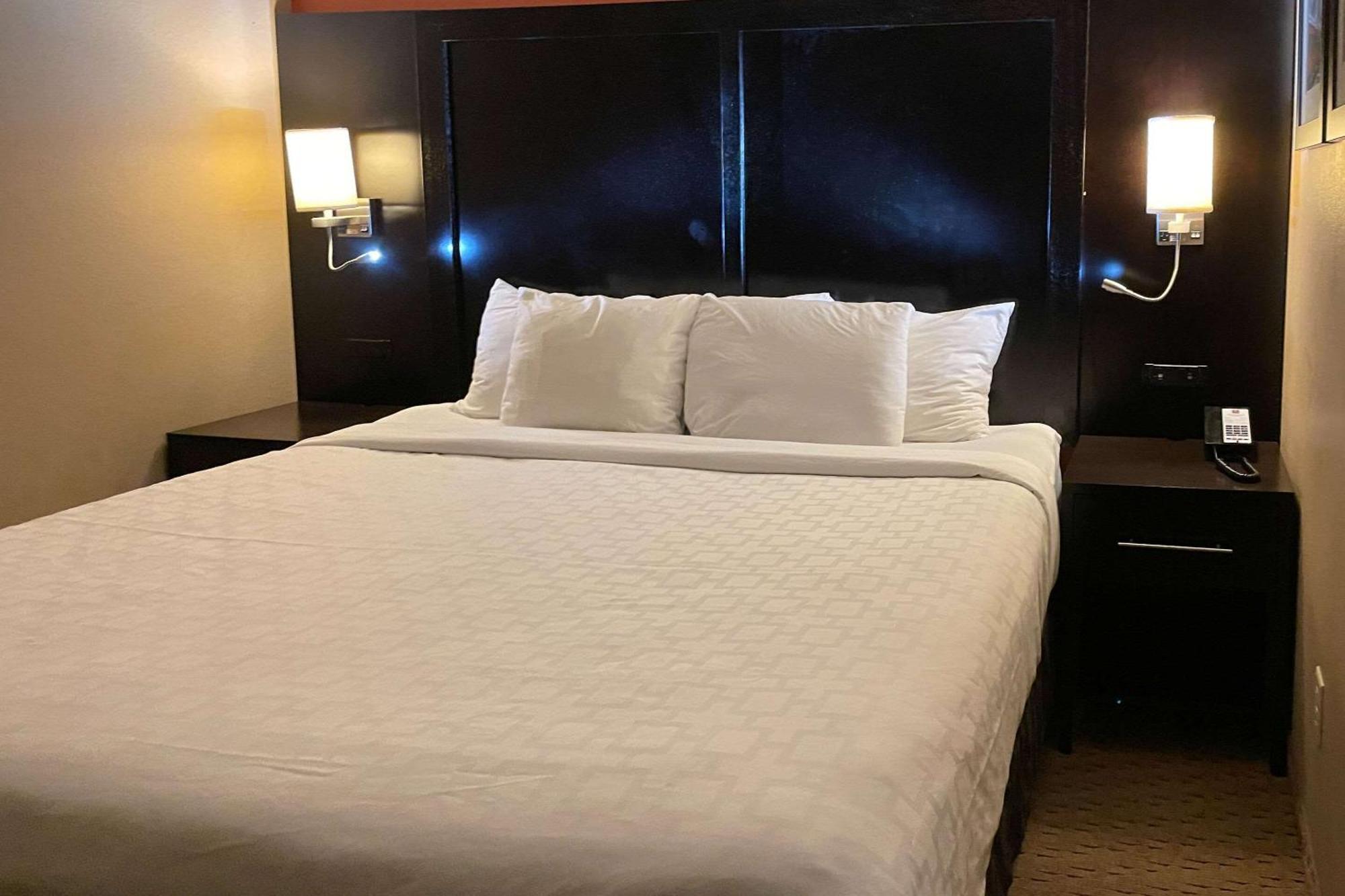 Clarion Inn & Suites Evansville Ngoại thất bức ảnh